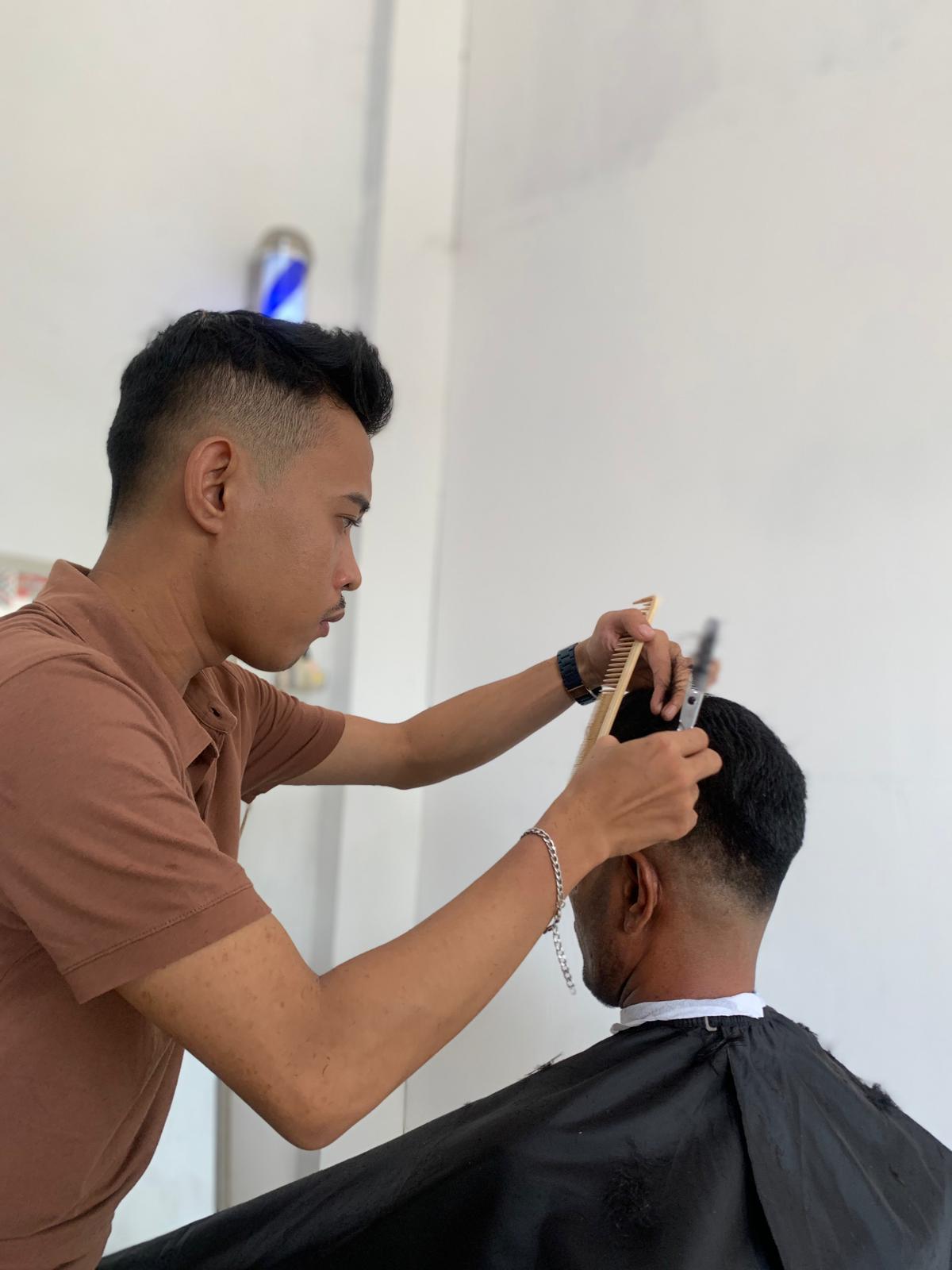 Suasana Adam jr Hair Studio yang bersih dan profesional