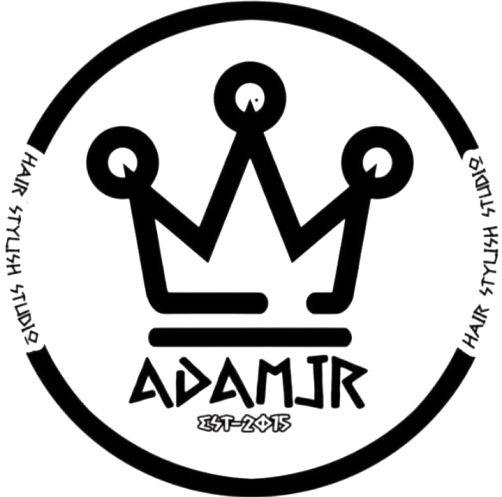 Barber memotong rambut di Adam jr Hair Studio